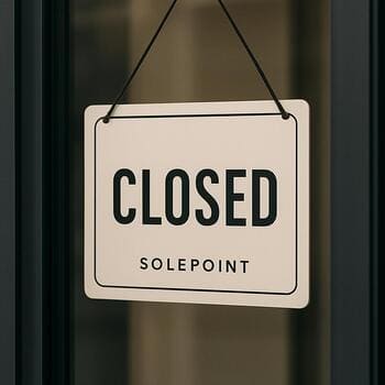 SolePoint mağaza kapısındaki küçük kapı tabelası