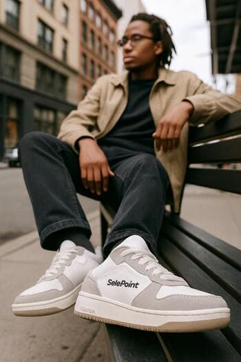 Konser alanı girişinde SolePoint spor ayakkabılı genç