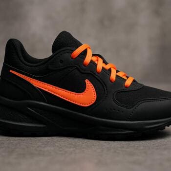 Neon turuncu detaylı siyah SolePoint spor sneaker yan görünüm