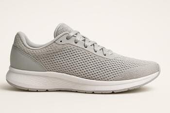 Şehir parkında hafif SolePoint koşu ayakkabısıyla koşan kişi