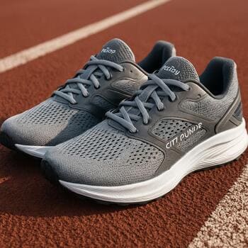 Koşu parkurunda SolePoint City Runner spor ayakkabı